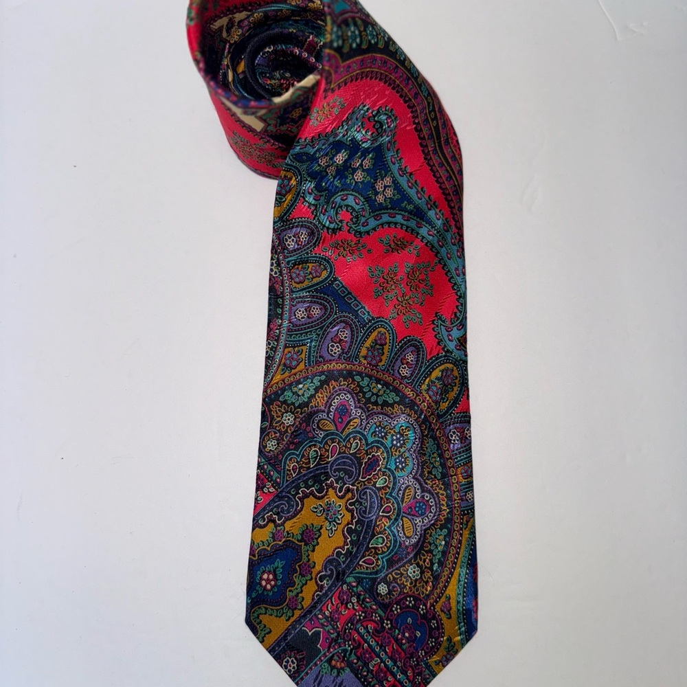Elegant Paisley Men's Tie in Red and Blue